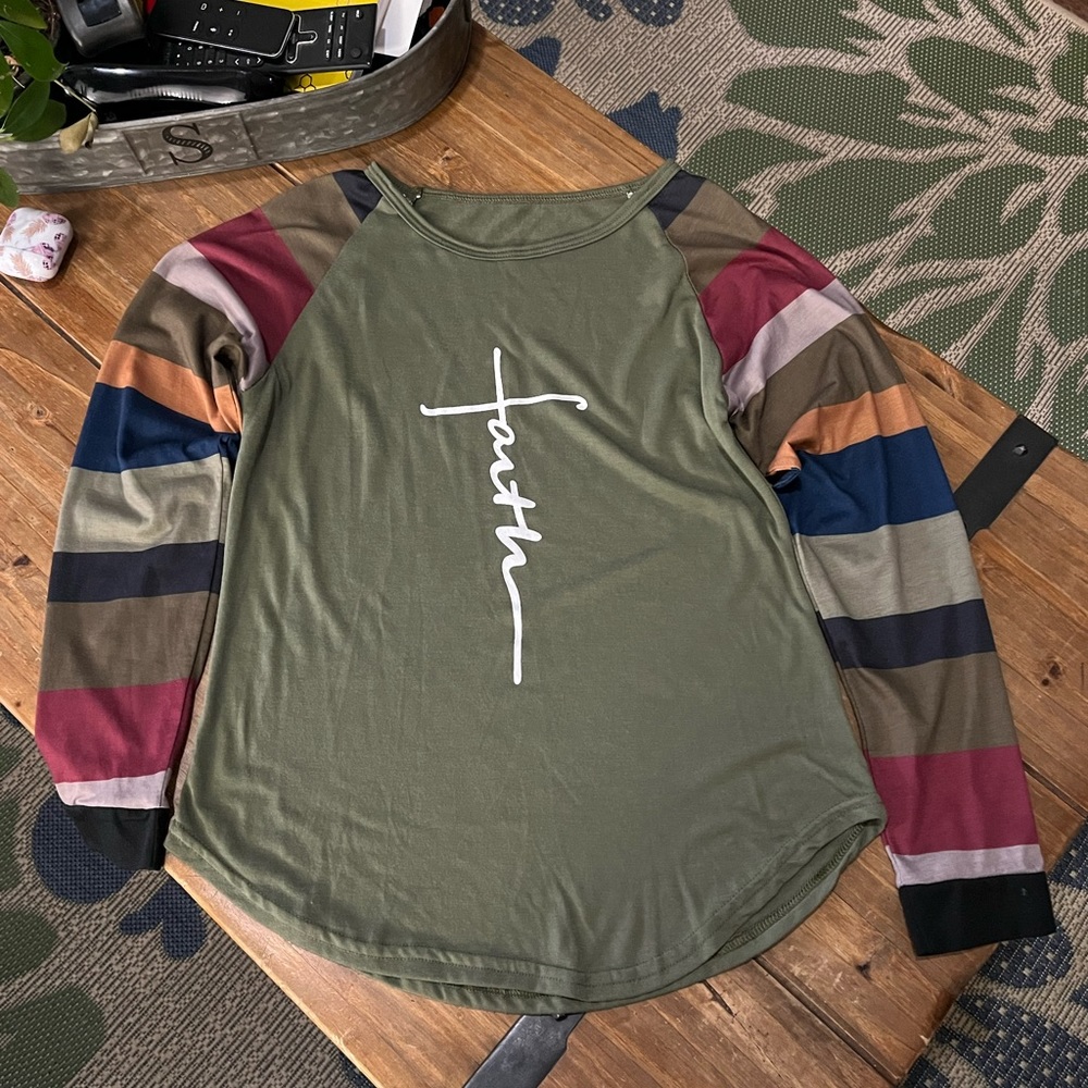 Adorable multi colored top size small.